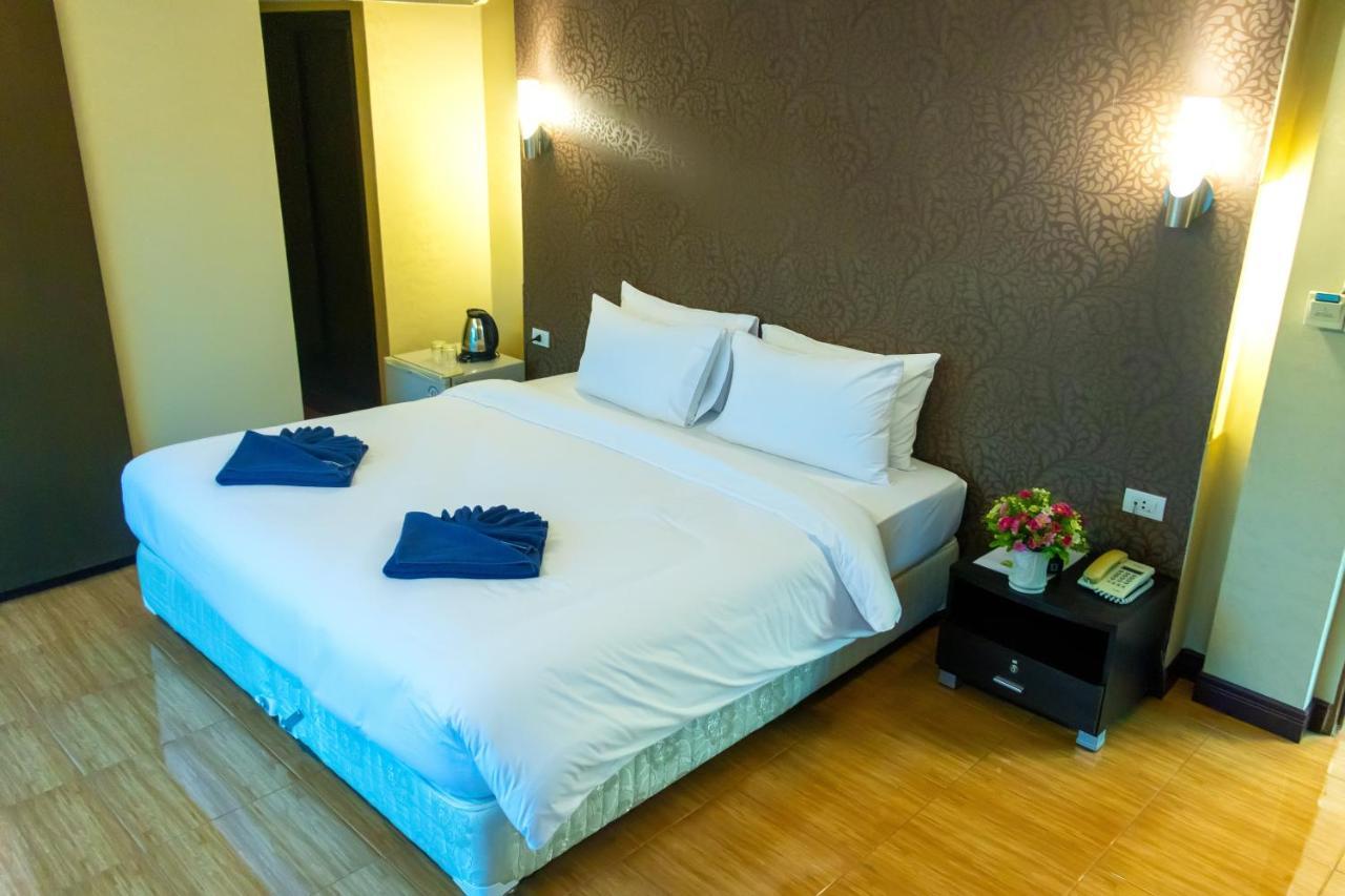 Visiting Card Hotel & Resort Bangkok Exterior photo