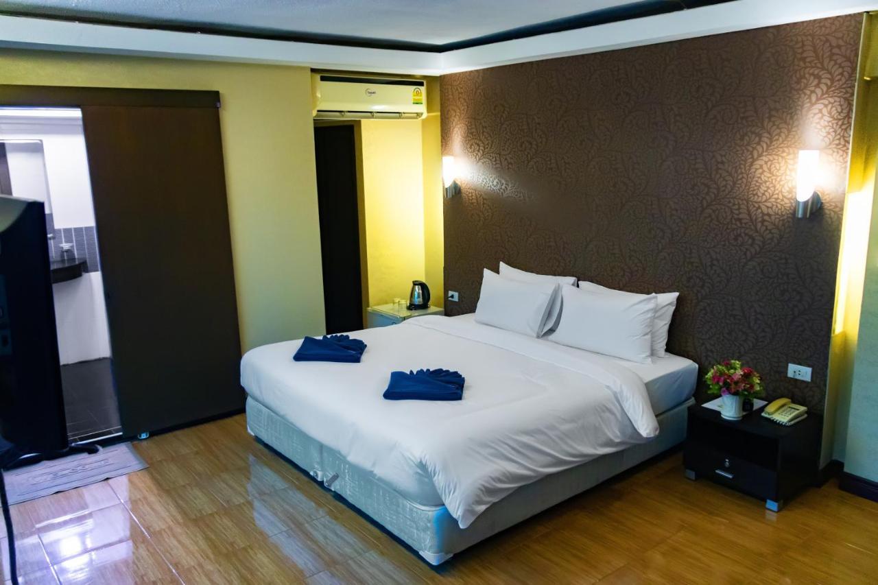 Visiting Card Hotel & Resort Bangkok Exterior photo