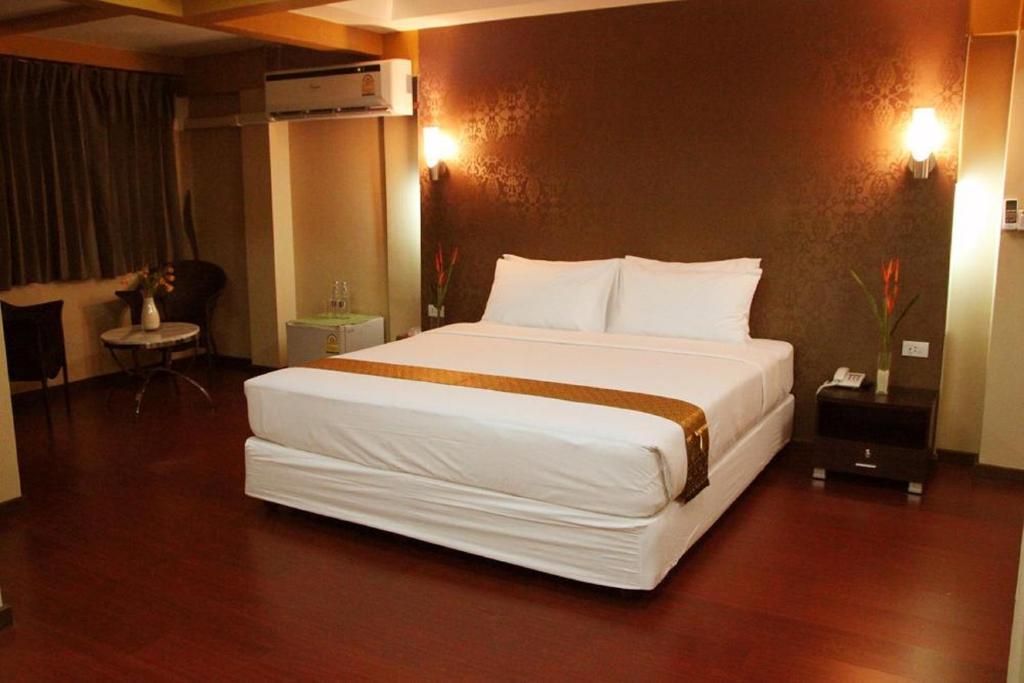 Visiting Card Hotel & Resort Bangkok Exterior photo