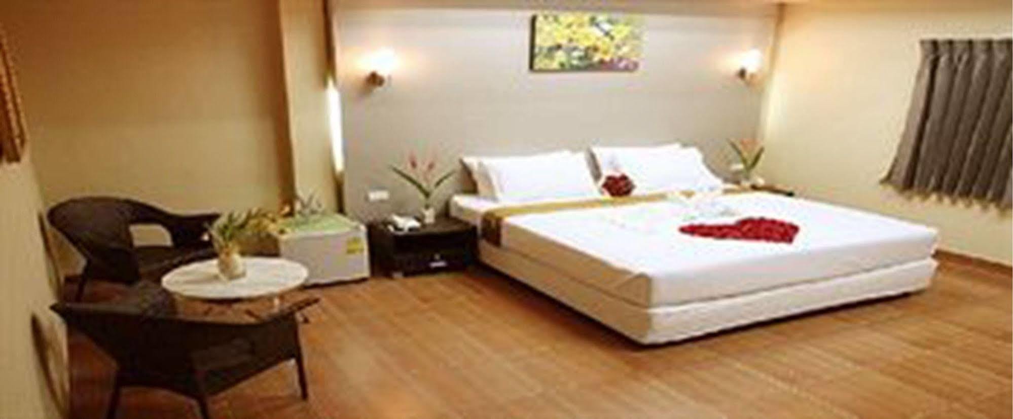 Visiting Card Hotel & Resort Bangkok Exterior photo